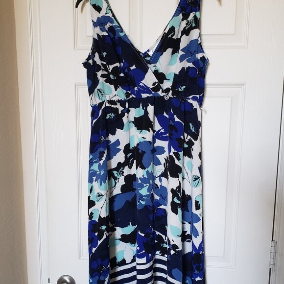 Motherhood Maternity Dresses & Skirts - Motherhood Maternity blue flowered sleeveless dress - size Medium - EUC